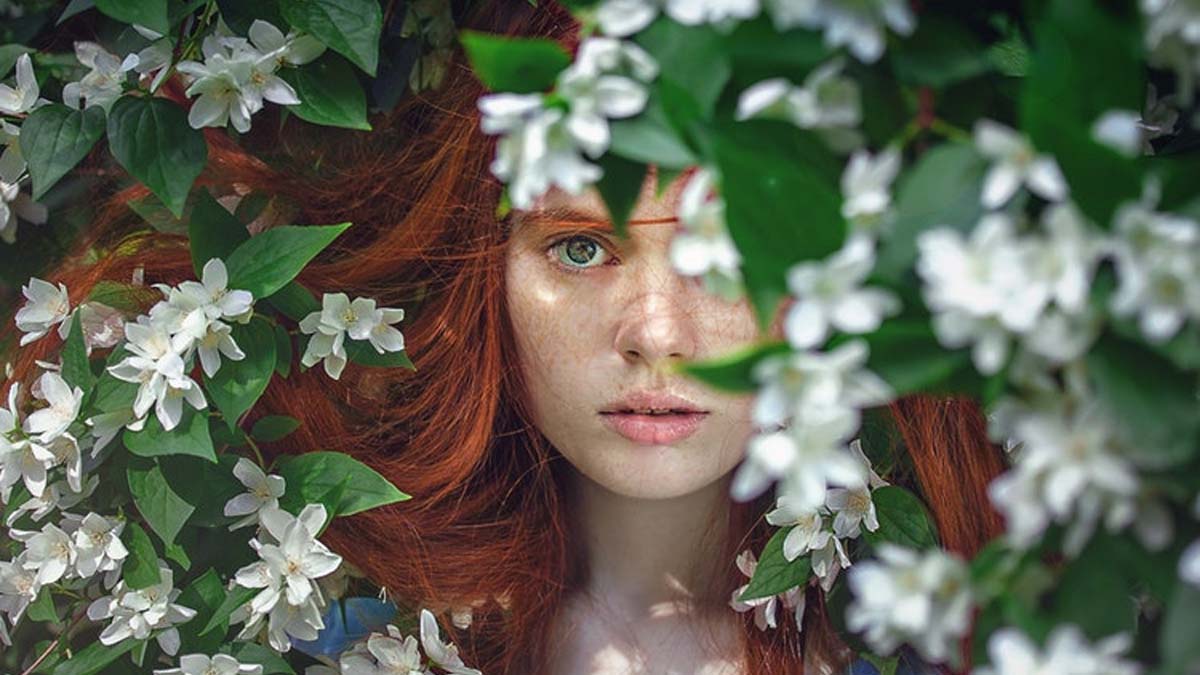 Cách chụp ảnh lấy hoa che nửa mặt