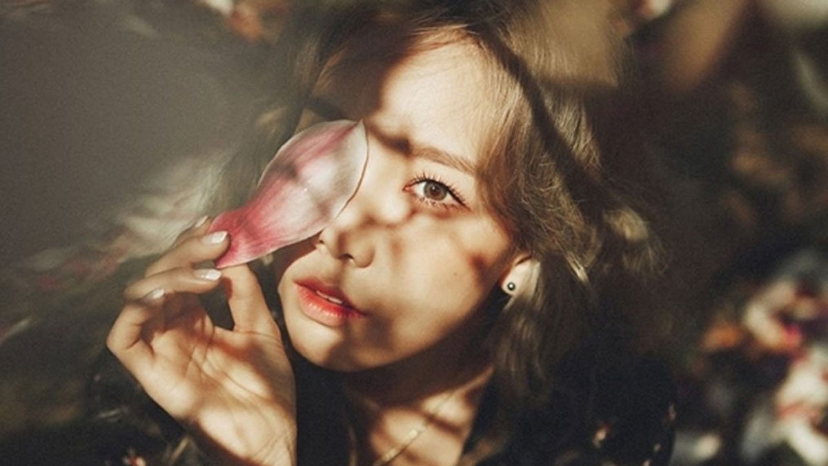 Cách chụp ảnh với cánh hoa che mặt