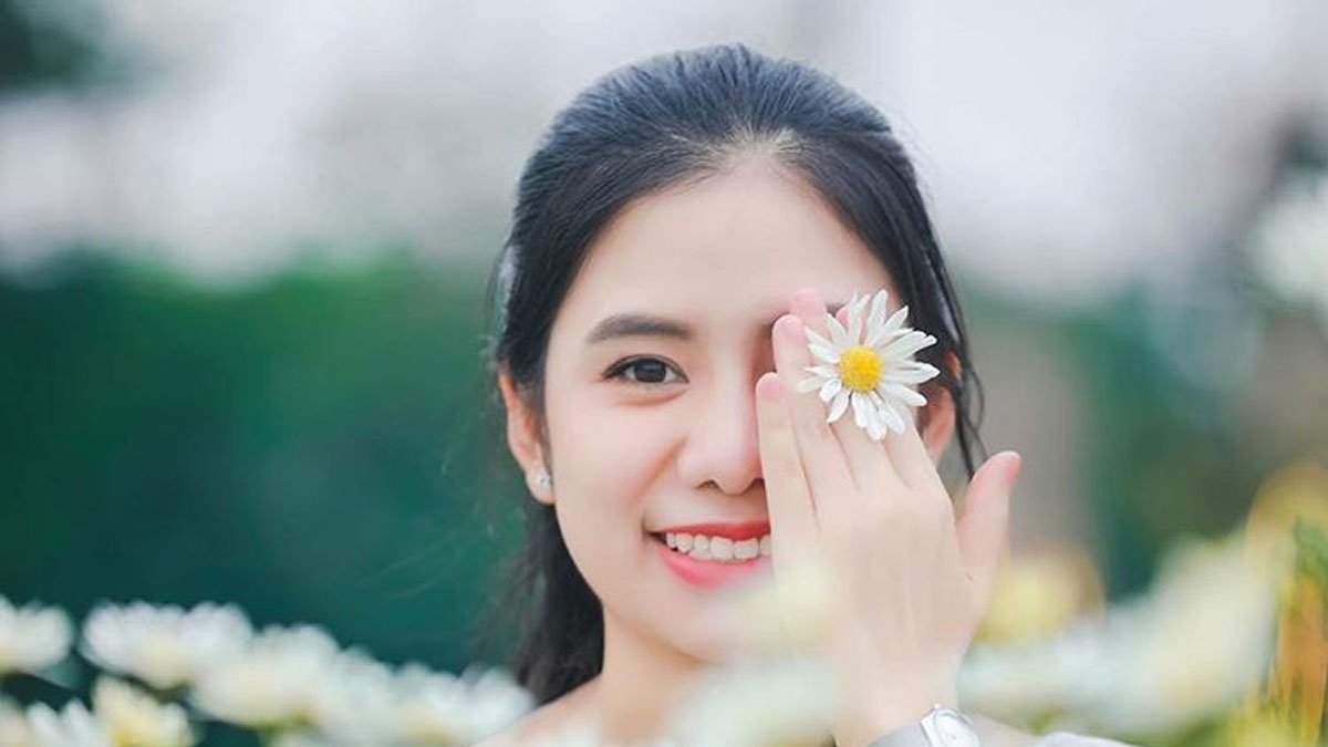 Cách chụp ảnh với một bông hoa che mặt