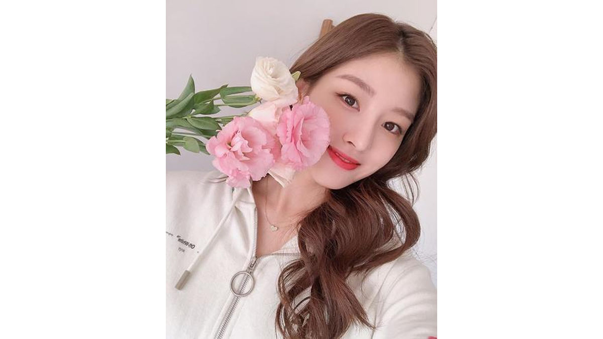 tạo dáng chụp ảnh với hoa che mặt đầy tươi tắn