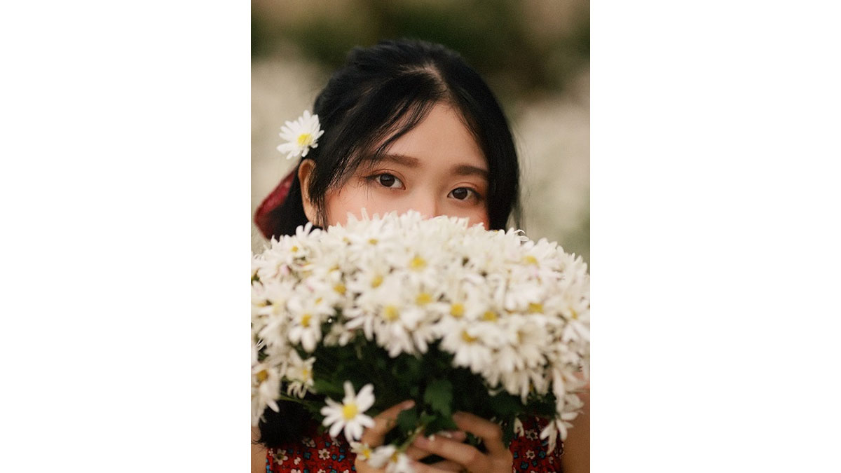 Cách chụp ảnh với hoa để lộ ánh mặt