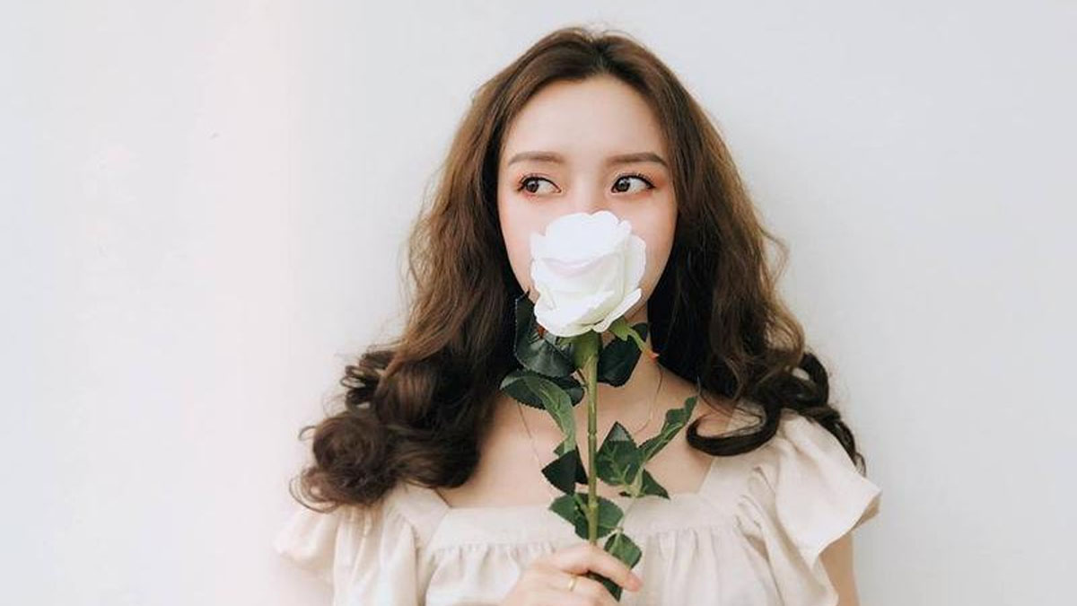 Cách chụp với bó hoa che mặt tại nhà