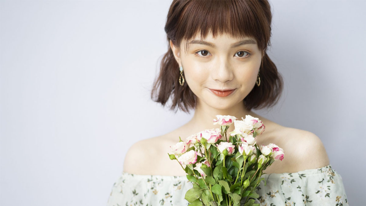 cách tạo dáng chụp ảnh với bó hoa