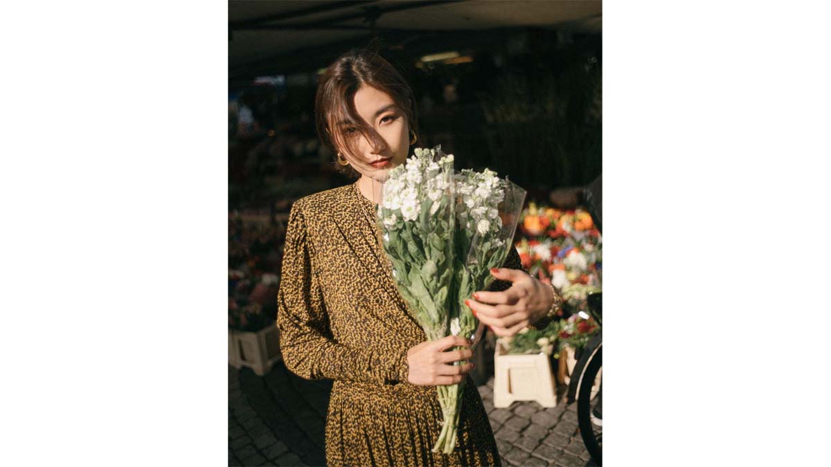 Chụp ảnh với bó hoa cát tường