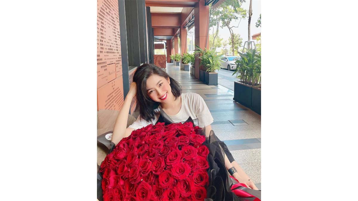 Cách tạo dáng chụp hình với hoa hồng