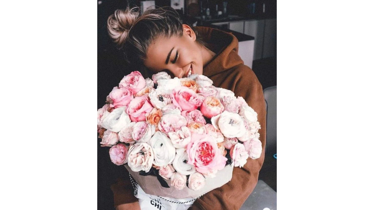 Cách tạo dáng chụp ảnh với bó hoa