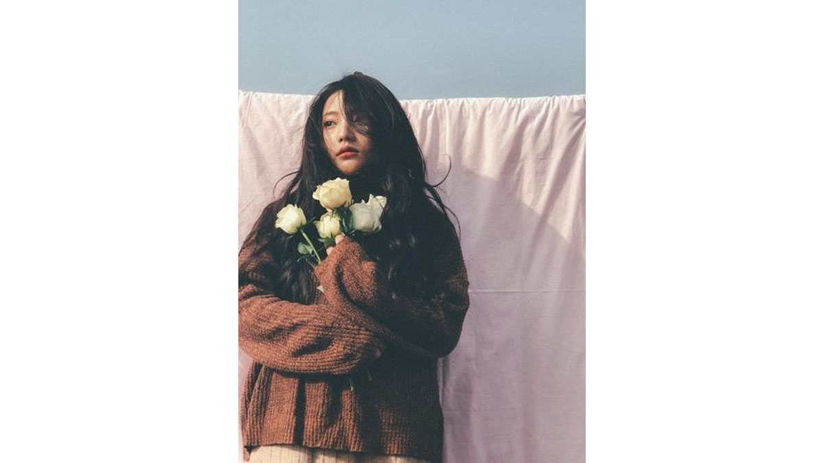 Cách tạo dáng chụp với hoa mang tâm trạng