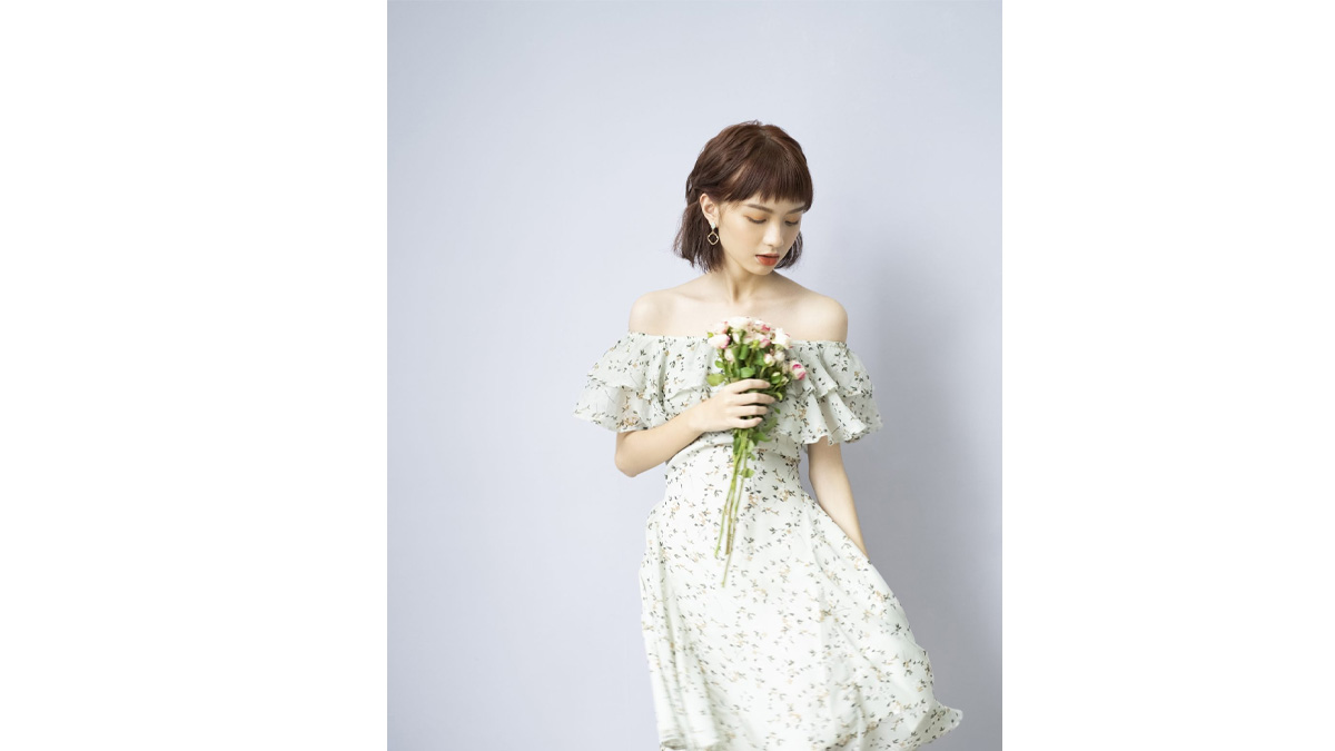 Cách tạo dáng góc nghiêng chụp hình với hoa