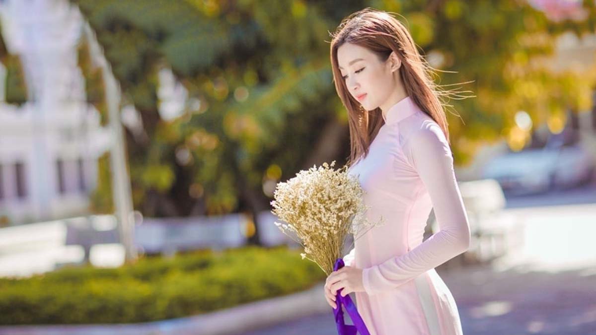 chụp ảnh với hoa phong cách nàng thơ