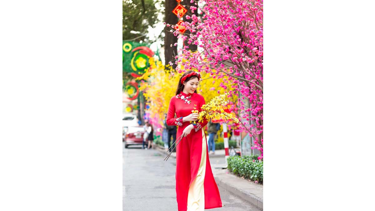 Chụp ảnh với hoa ở chợ Xuân