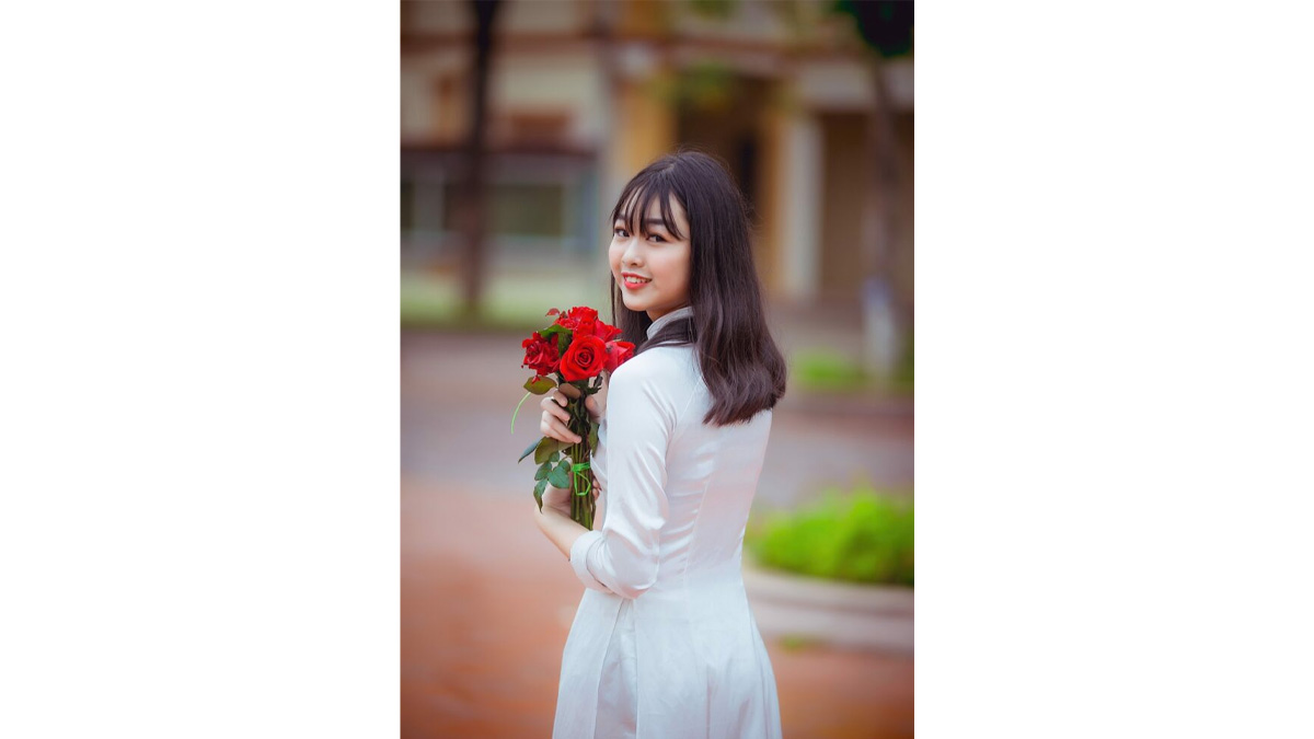 cách chụp ảnh với hoa và áo dài