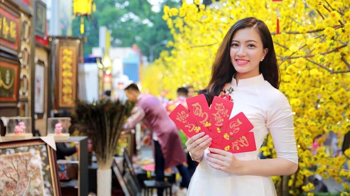 Cách chụp ảnh với hoa và bao lì xì