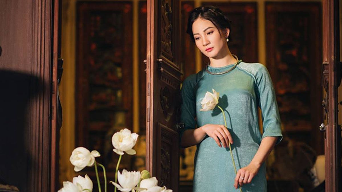 Cách chụp với bó hoa trước nhà