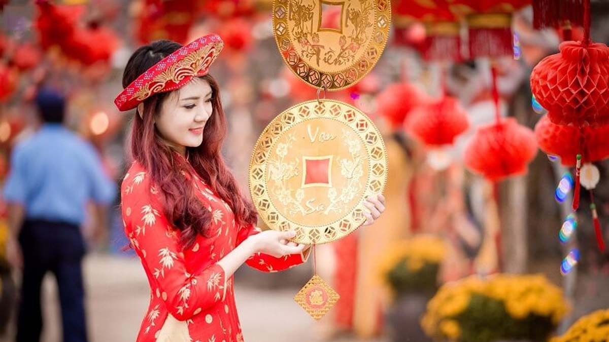 Cách chụp ảnh với hoa và đồ trang trí Tết