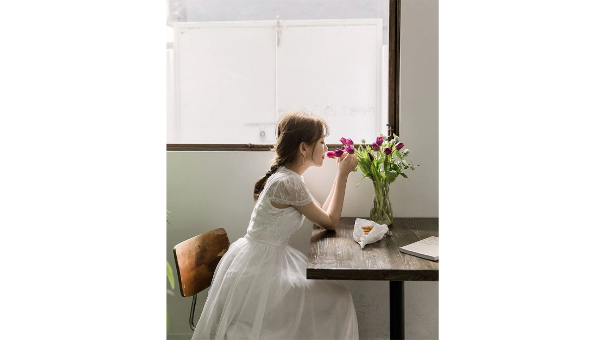 Cách chụp ảnh cùng hoa và bàn ghế