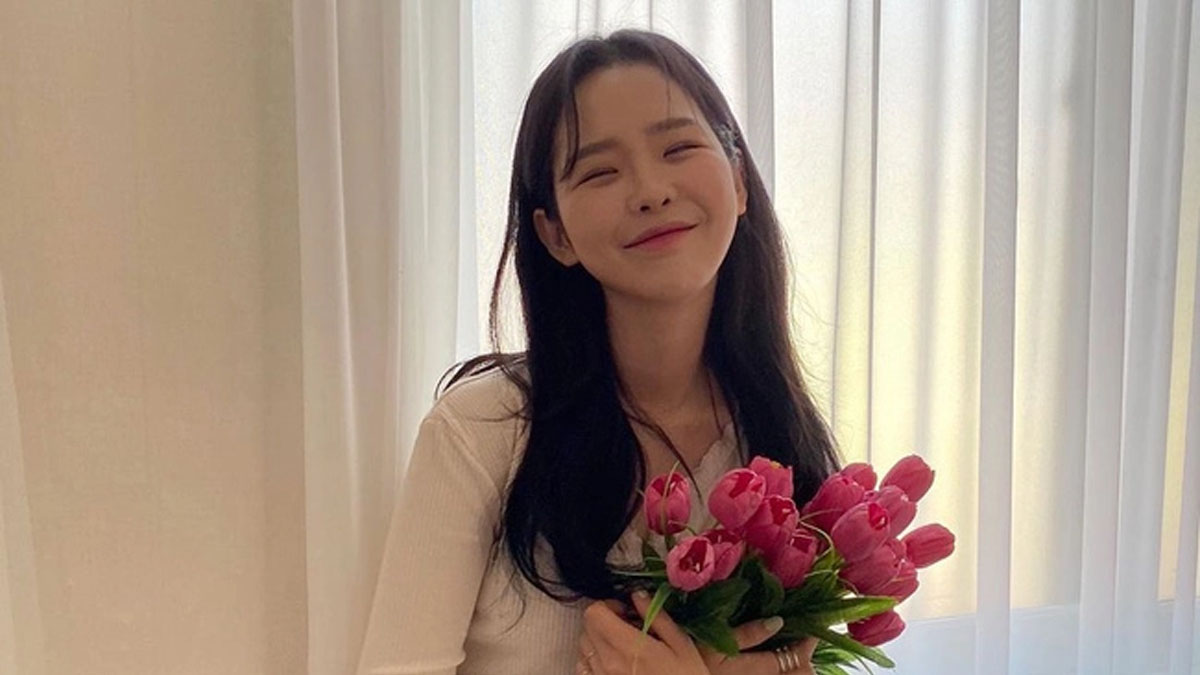 Cách chụp với bó hoa trước cửa sổ