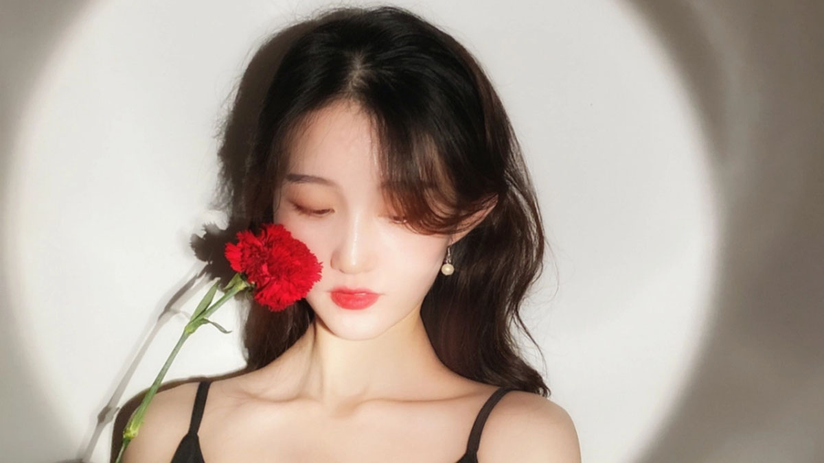 Cách chụp với bó hoa qua khe nắng tại nhà