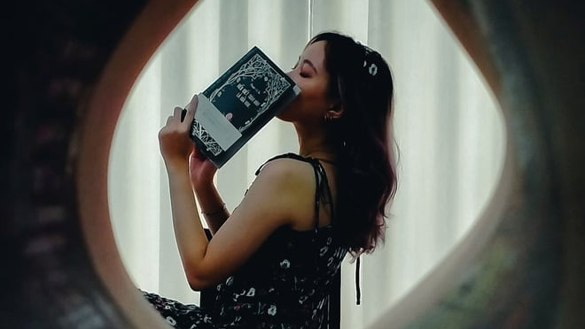 Cách chụp với bó hoa qua giữa quyển sách