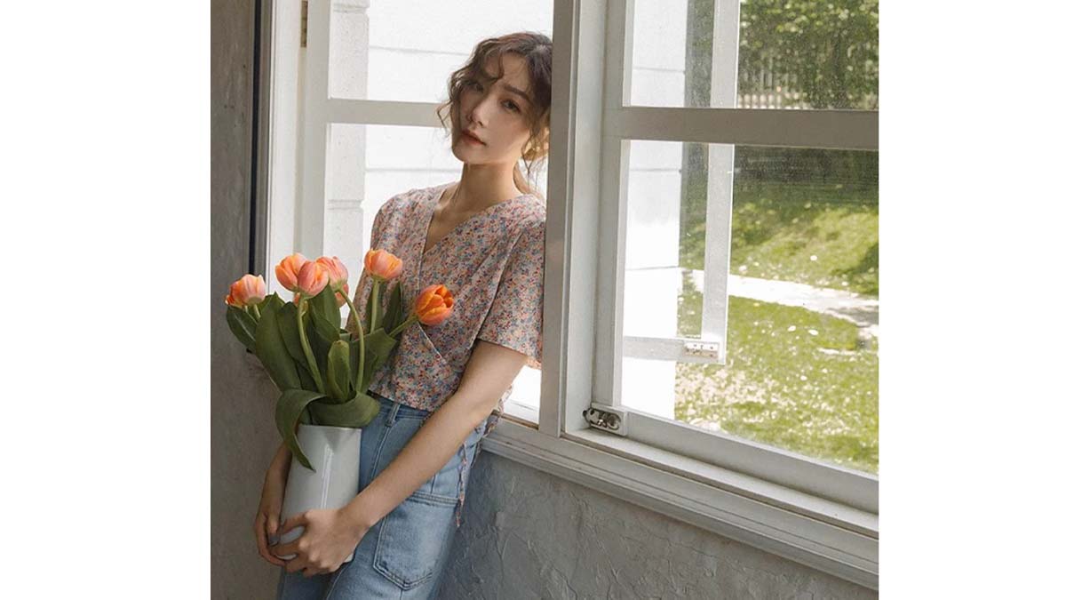 60+ Cách chụp ảnh với hoa, tạo dáng đẹp đơn giản nhất