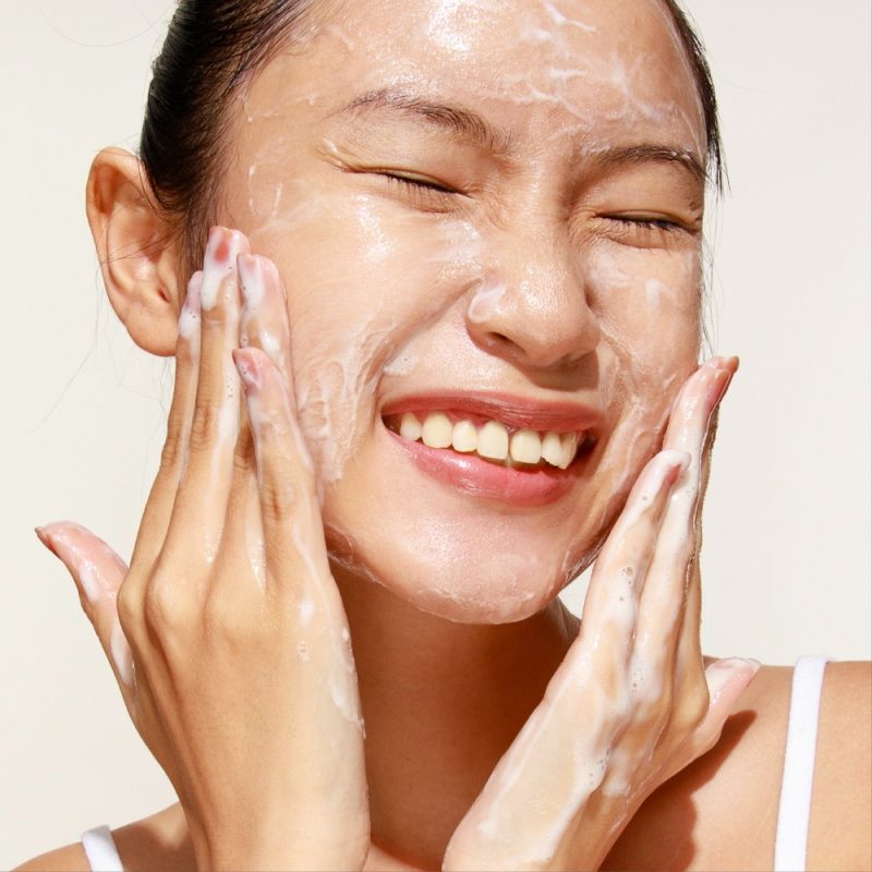 Sữa rửa mặt sen Hậu Giang có tốt không? Nên mua không?