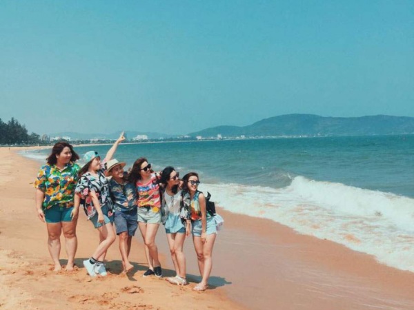 Tạo dáng tự do cùng bạn bè trên biển