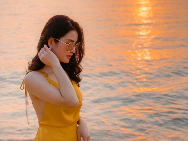 Kiểu dáng “lấy tay vén tóc" đem đến bức ảnh tự nhiên