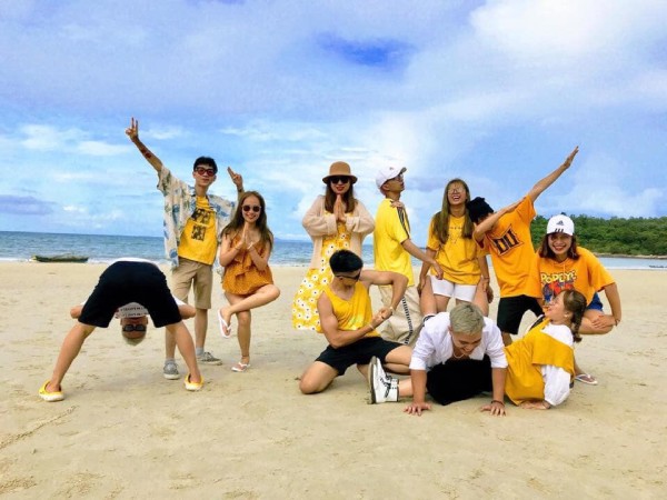 Ảnh nhóm bạn tại biển Phú Quốc