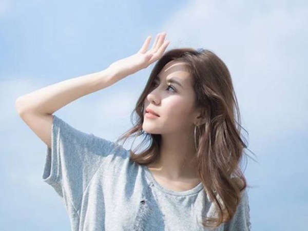 Lấy tay che nắng là một trong những kiểu phổ biến khi chụp ảnh