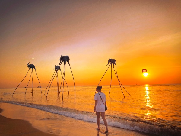 Bước đi trên dọc bờ biển đã tạo được một tấm ảnh lý tưởng cho bạn