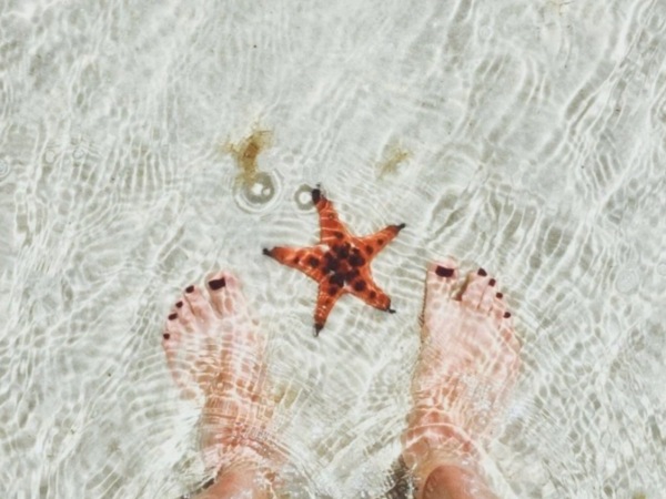 Chụp chân cùng với sao biển tại Phú Quốc