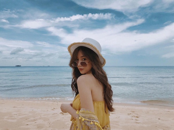 Tạo dáng cùng mũ rộng vành