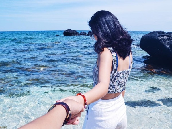 Nắm tay nhau chụp ảnh lãng mạn