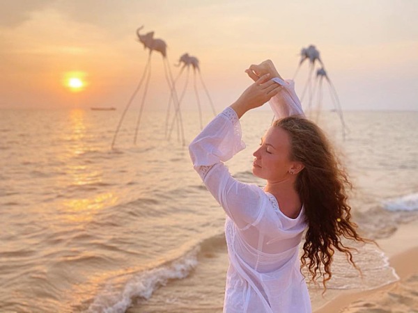 Khoe góc nghiêng khi chụp cùng biển