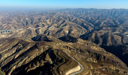 Địa hình đồi núi dốc cho thấy nguy cơ xói mòn và sạt lở đất feralit