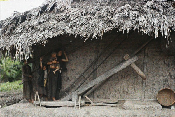 Tuy đơn sơ nhưng nhà tranh đòi hỏi người thợ phải khéo léo mới làm ra được từng vắt đều nhau.