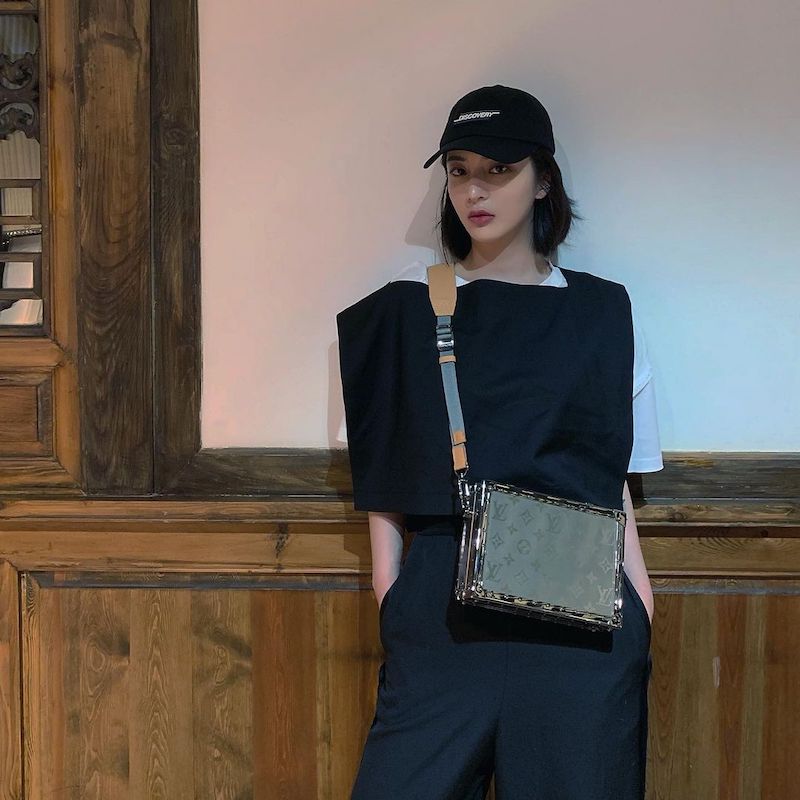 Đội thêm mũ để che bớt phần trán bị dô