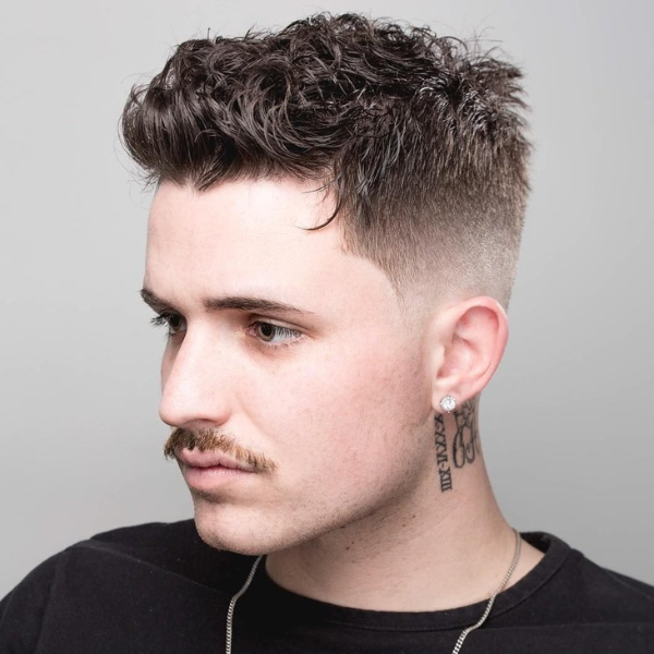 Kiểu tóc undercut xoăn kết hợp cùng mái giúp che khuyết điểm trán dô