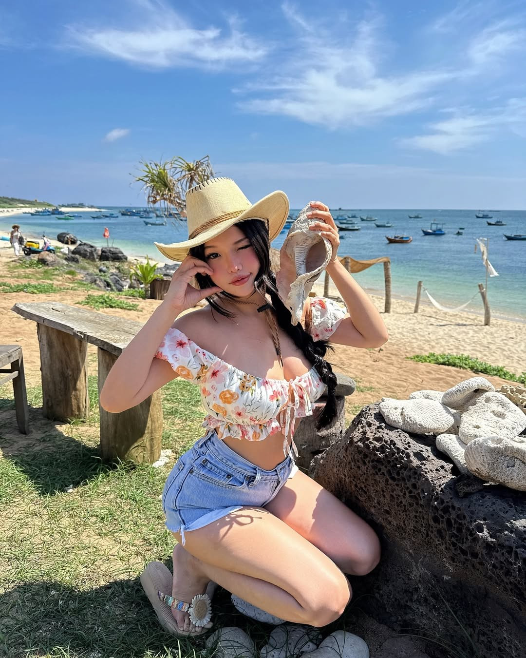 'Cô bé bán quần áo' gia nhập đường đua hè với outfit bốc lửa