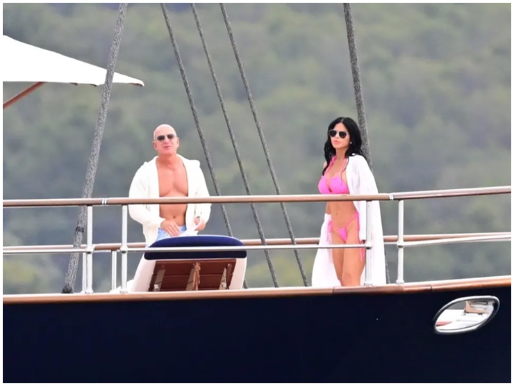 Tỷ phú Amazon gây sốt khi cởi áo khoe ngực trần cường tráng, "hồi xuân" bên bạn gái