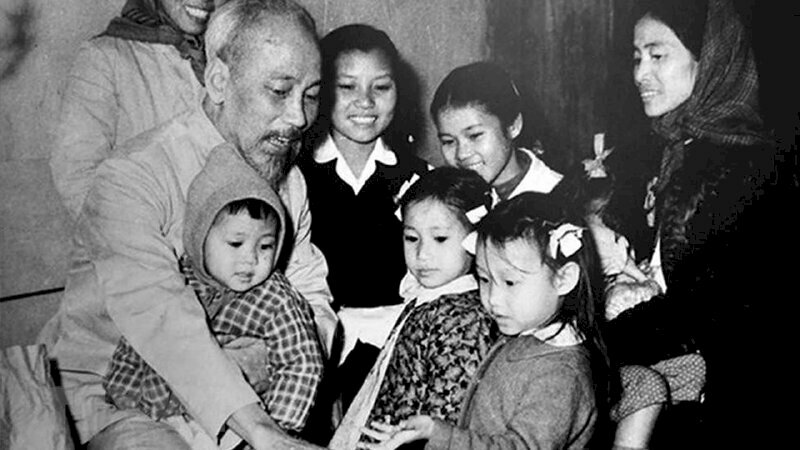 Hình ảnh đen trắng Bác Hồ và các cháu thiếu nhi