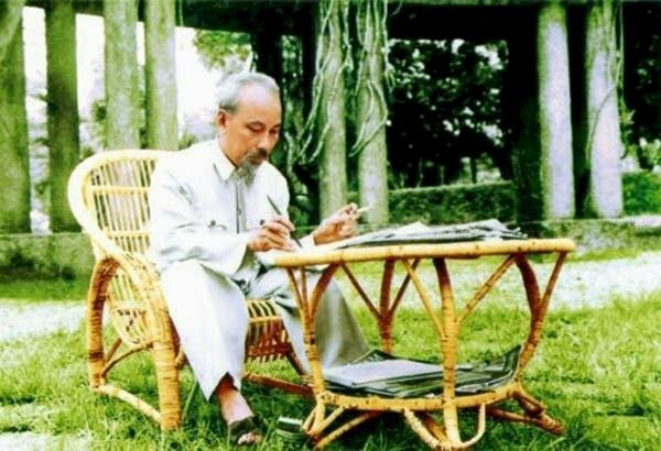 Hình ảnh Bác Hồ đẹp đang say mê làm việc