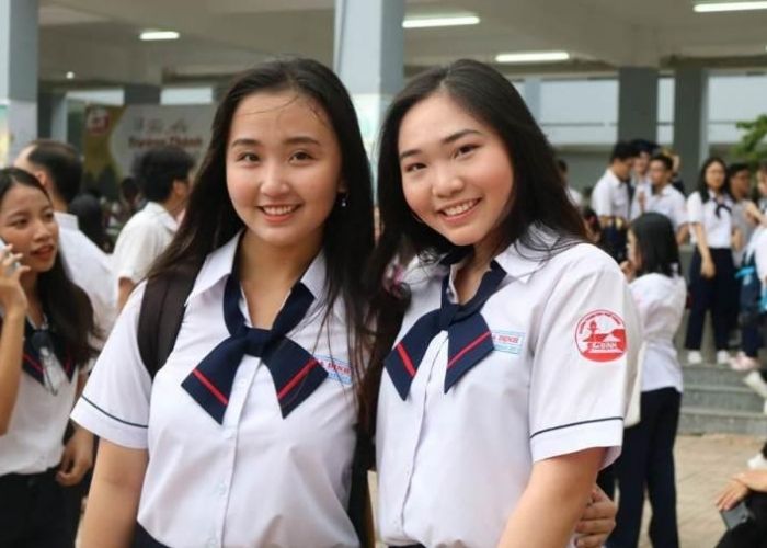 Hình ảnh nữ sinh rạng rỡ trong trang phục trường cấp 3 Gia Định