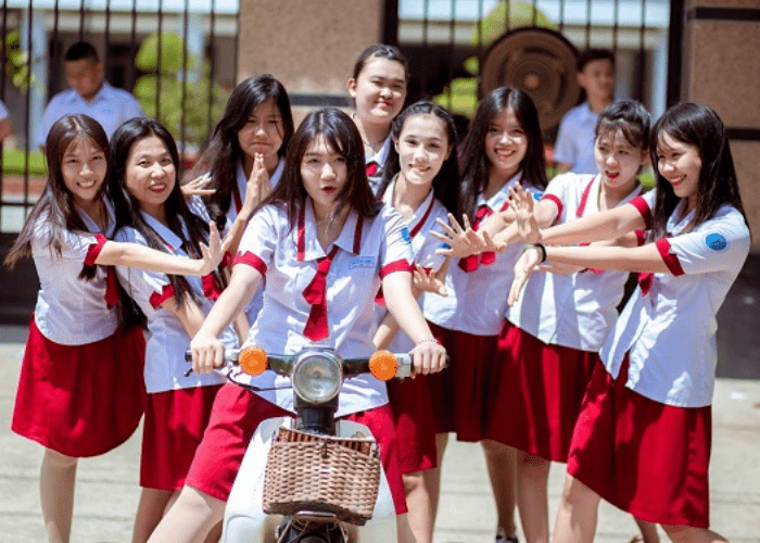 Sắc đỏ chủ đạo trong thiết kế đồng phục trường THPT Trường Chinh