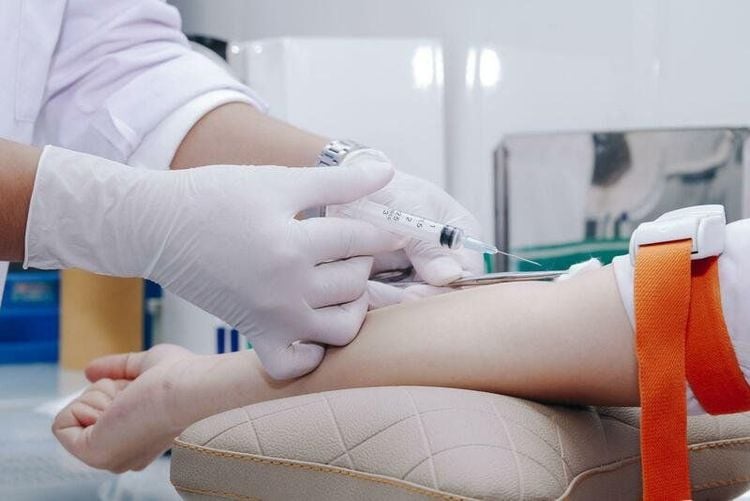 Xét nghiệm máu giúp bác sĩ chẩn đoán són phân