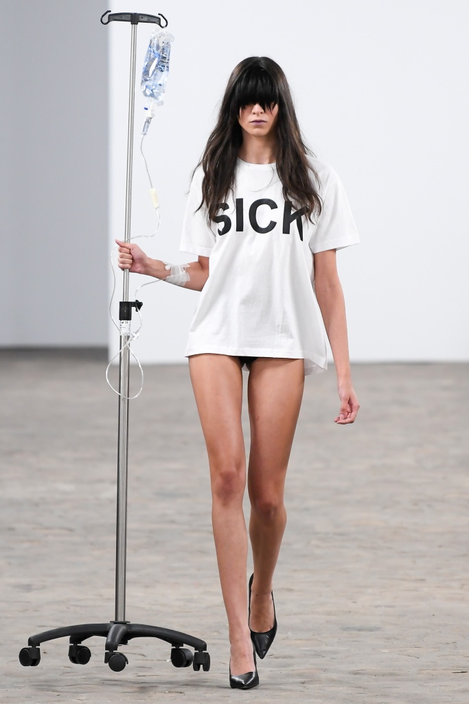 Nguoi mau sai buoc, tay cam binh nuoc bien anh 2