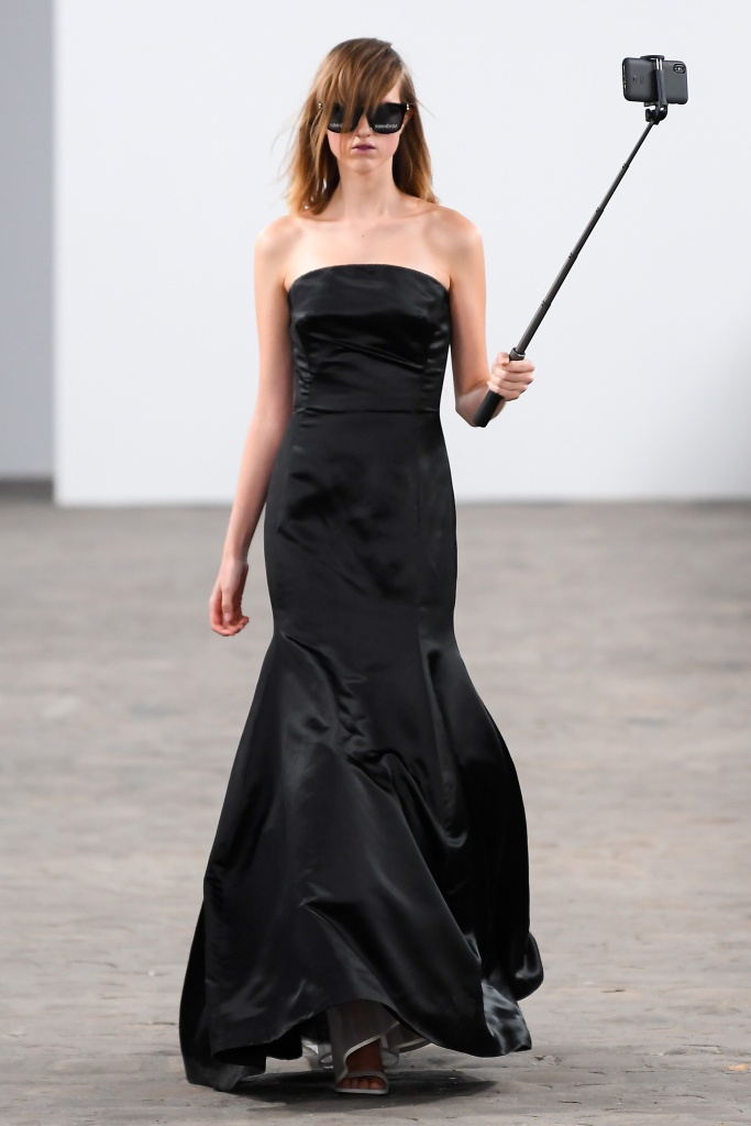 Nguoi mau sai buoc, tay cam binh nuoc bien anh 4