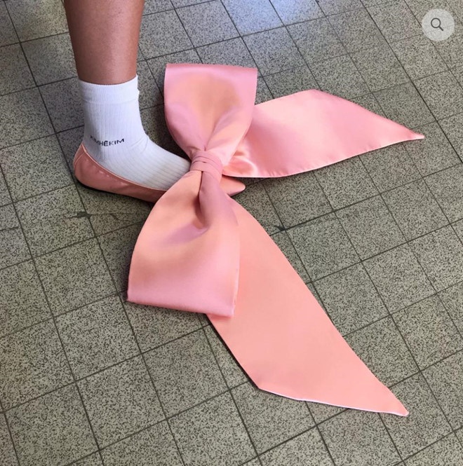 Nguoi mau sai buoc, tay cam binh nuoc bien anh 6