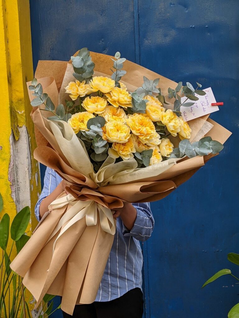 Bo hoa hong vang tuong trung cho su thu han phan boi - FlowerSight