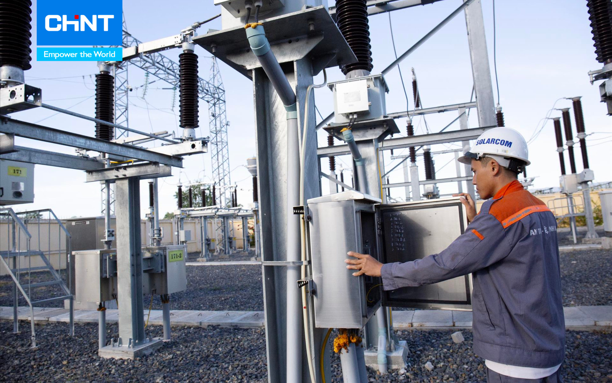 công nhân ứng dụng máy biến áp