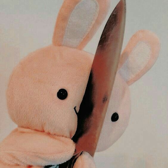 Cầm dao nhưng ánh mắt vẫn đầy yêu thương